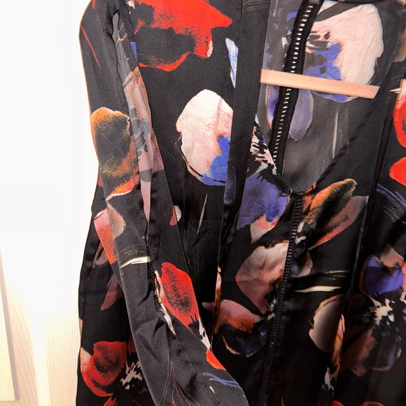 Colorful blouse with neck tie - Picture 7 of 7